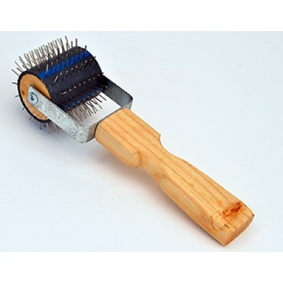 Валик для распечатывания сотов (с металлическими зубьями и деревянной ручкой)