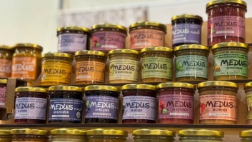 Мед с ягодами