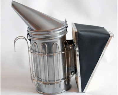 Apiarian smoker with removable fur shielded from rod Ø 2, powder coating